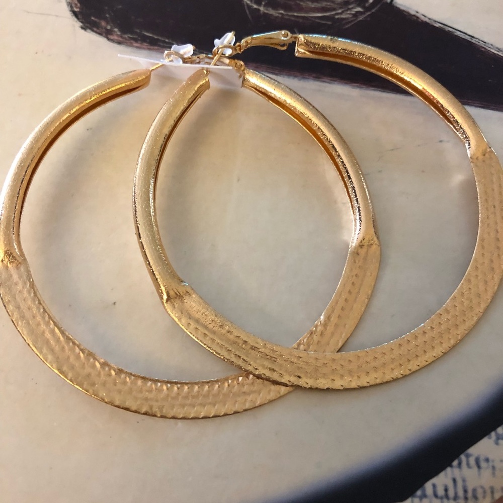 Gold hoop fashion earrings